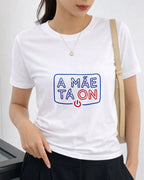 Camiseta A Mãe Tá On Com Estampa Tipográfica Moderna