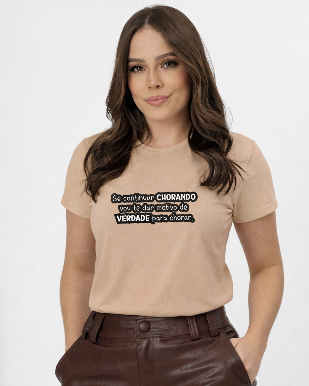 Camiseta Feminina Branca Frase Divertida de Mãe “Se continuar chorando vou te dar motivo de verdade para chorar” Estampa Tipográfica em Preto