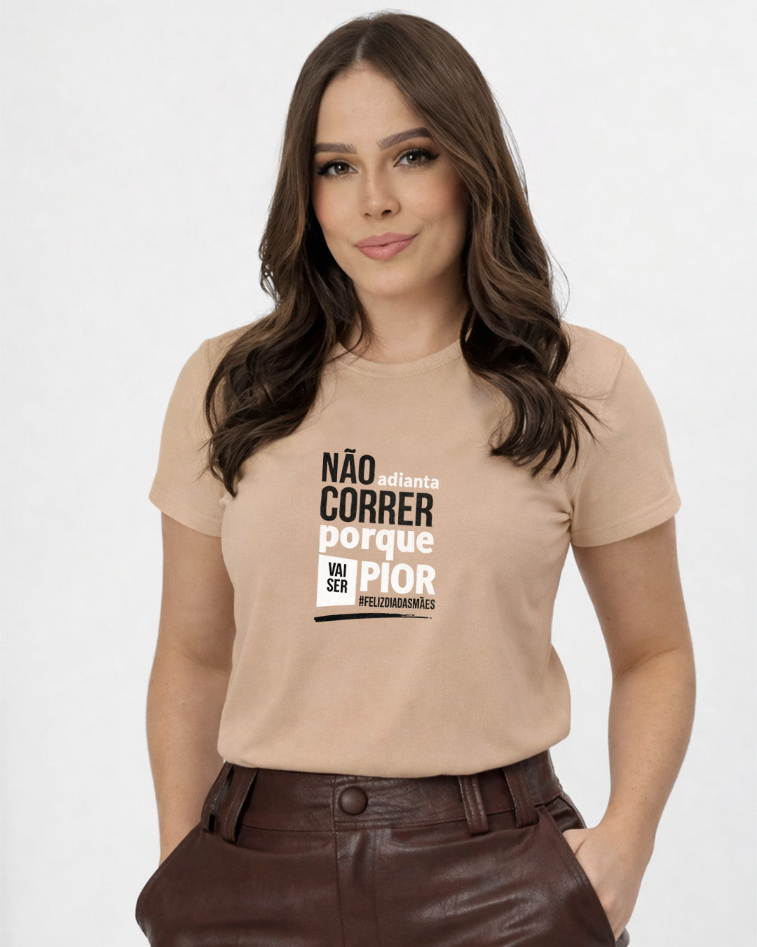 Camiseta Feminina Branca Frase Divertida de Mãe “Não adianta correr porque vai ser pior” Estampa Tipográfica Moderna