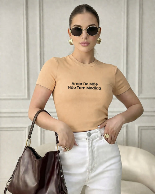 Camiseta Amor De Mãe Não Tem Medida Com Estampa Frontal