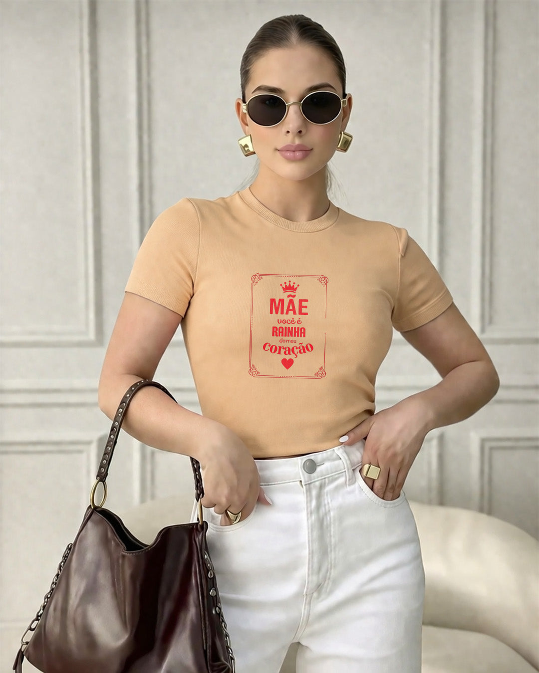 Camiseta Feminina Branca “Mãe você é Rainha do meu Coração” Estampa Delicada com Coroa e Coração em Vermelho