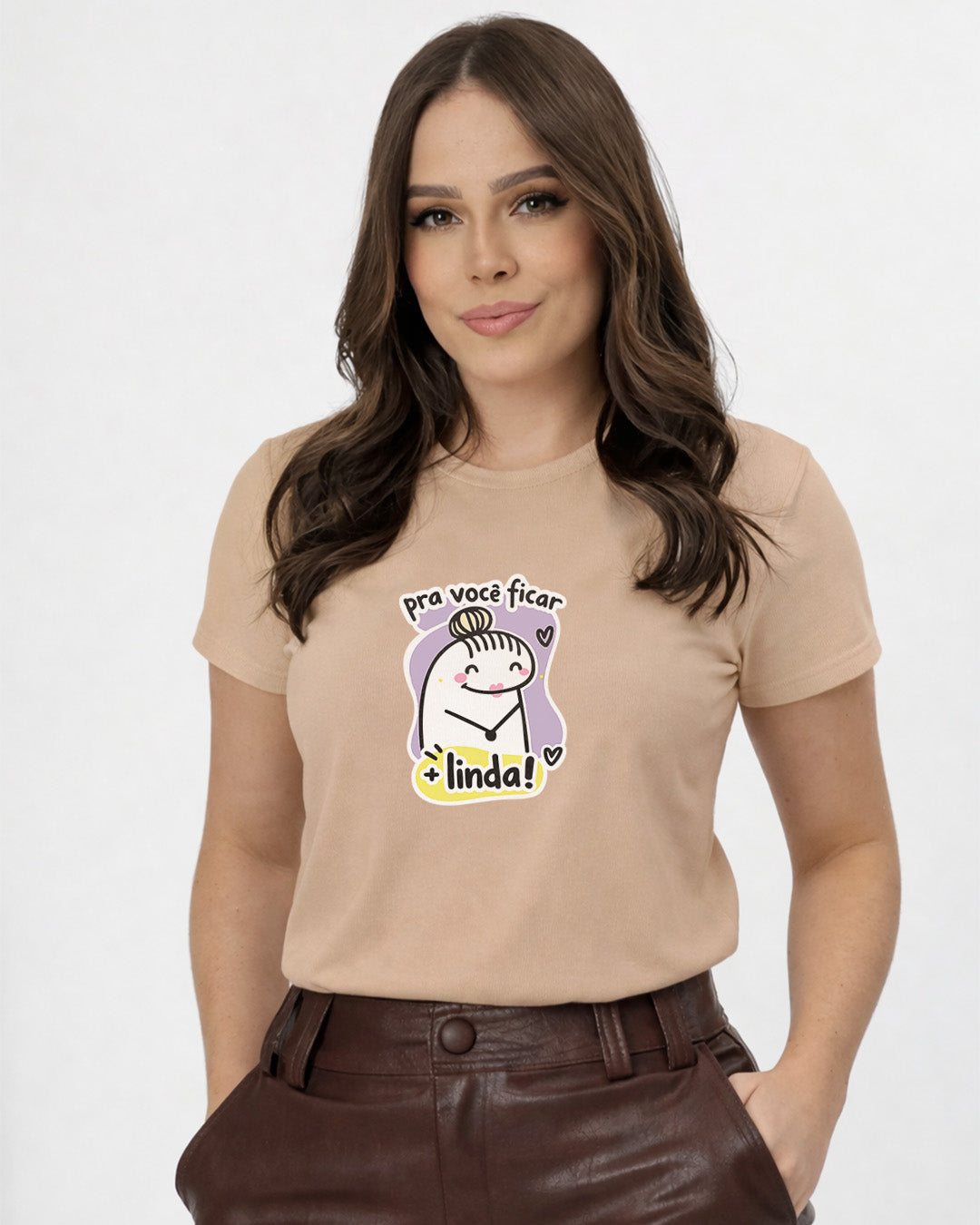 Camiseta Feminina Branca Pra Você Ficar + Linda Estampa Fofa com Ilustração Delicada