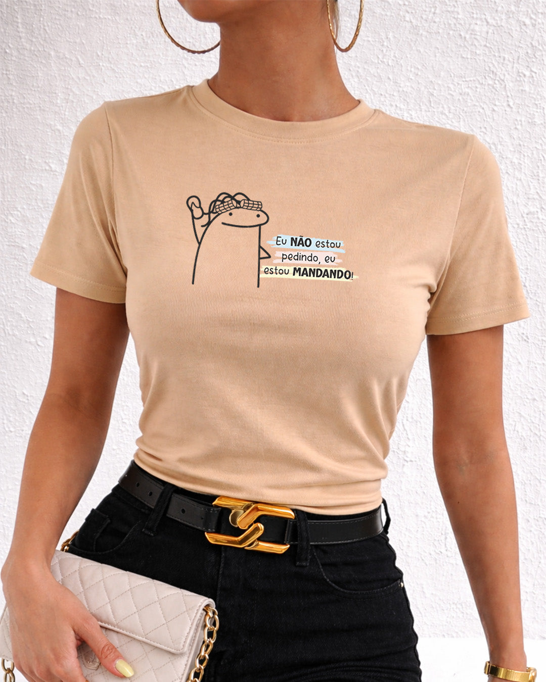 Camiseta Feminina Branca Frase Divertida de Mãe “Eu não estou pedindo, eu estou mandando!” Estampa com Ilustração Minimalista e Tipografia Moderna