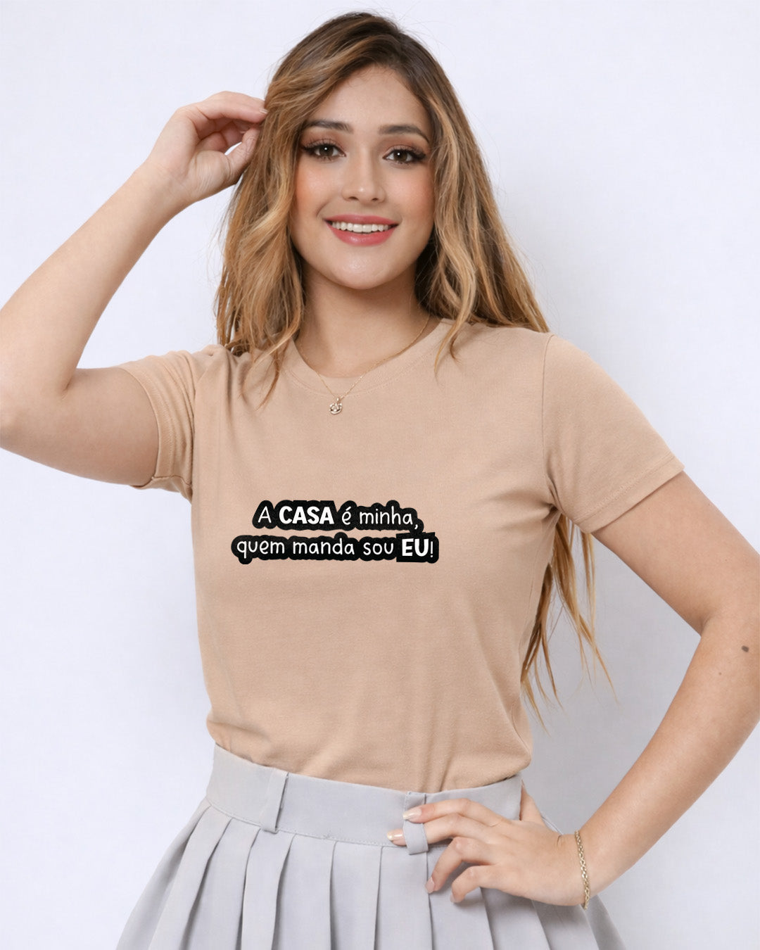 Camiseta Feminina Branca Frase Divertida de Mãe “A casa é minha, quem manda sou eu!” Estampa Tipográfica em Preto