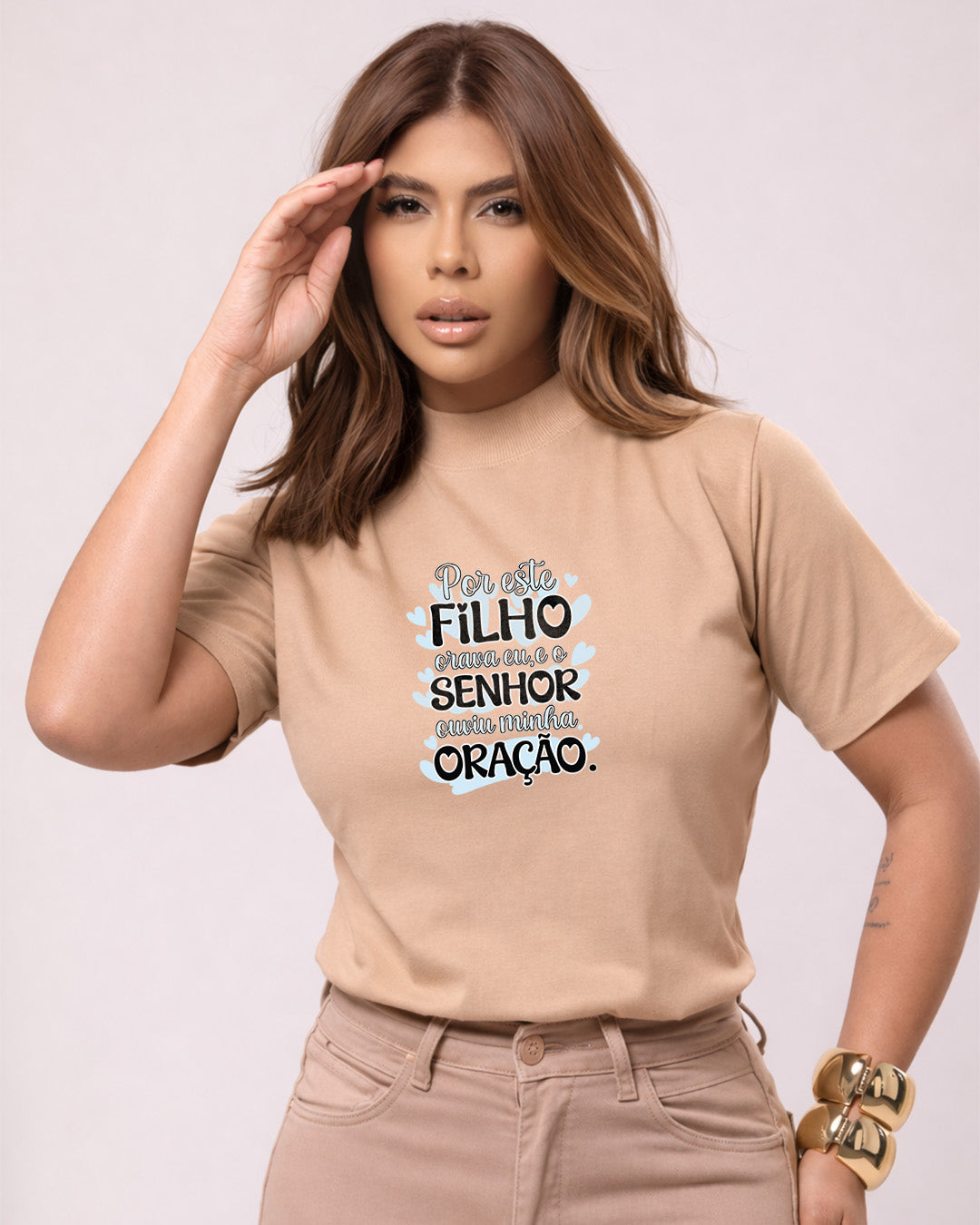 Camiseta Feminina Branca “Por este filho orava eu, e o Senhor ouviu minha oração” Estampa Religiosa com Tipografia Moderna e Detalhes em Azul
