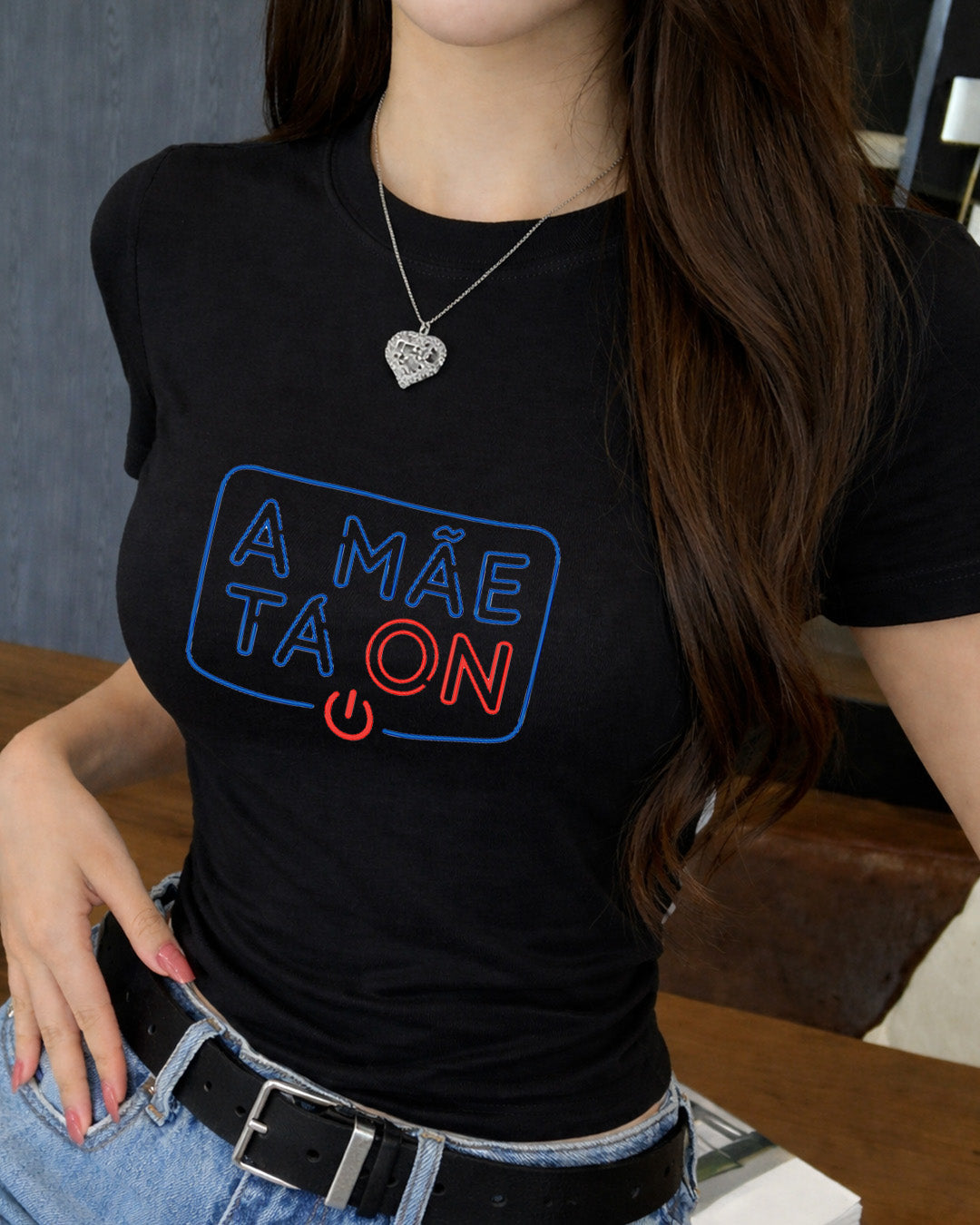 Camiseta A Mãe Tá On Com Estampa Tipográfica Moderna