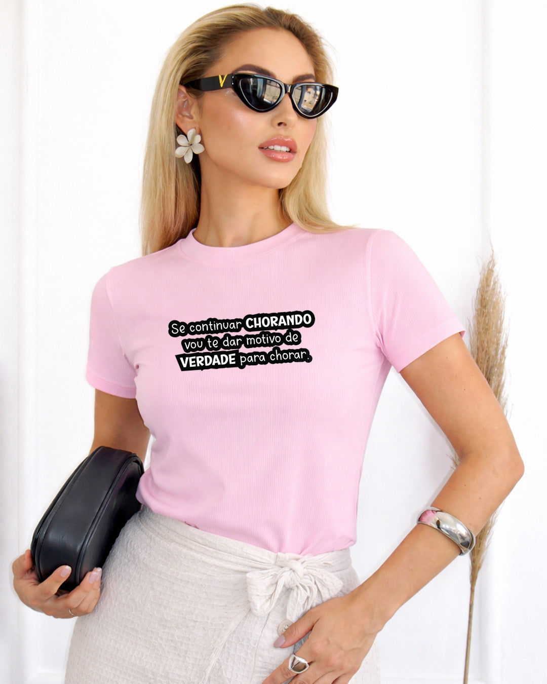 Camiseta Feminina Branca Frase Divertida de Mãe “Se continuar chorando vou te dar motivo de verdade para chorar” Estampa Tipográfica em Preto