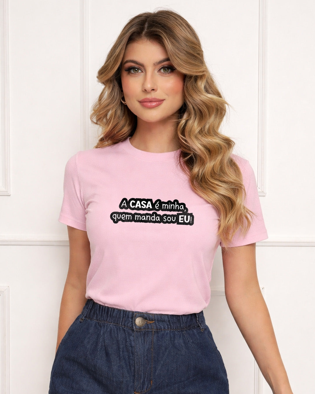 Camiseta Feminina Branca Frase Divertida de Mãe “A casa é minha, quem manda sou eu!” Estampa Tipográfica em Preto