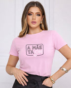 Camiseta A Mãe Tá On Com Estampa Tipográfica Moderna