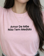 Camiseta Amor De Mãe Não Tem Medida Com Estampa Frontal