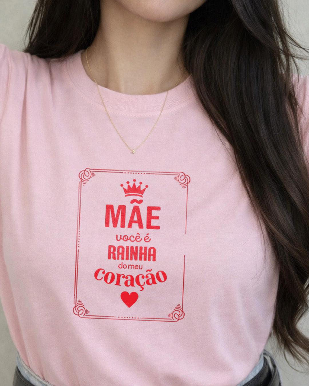 Camiseta Feminina Branca “Mãe você é Rainha do meu Coração” Estampa Delicada com Coroa e Coração em Vermelho