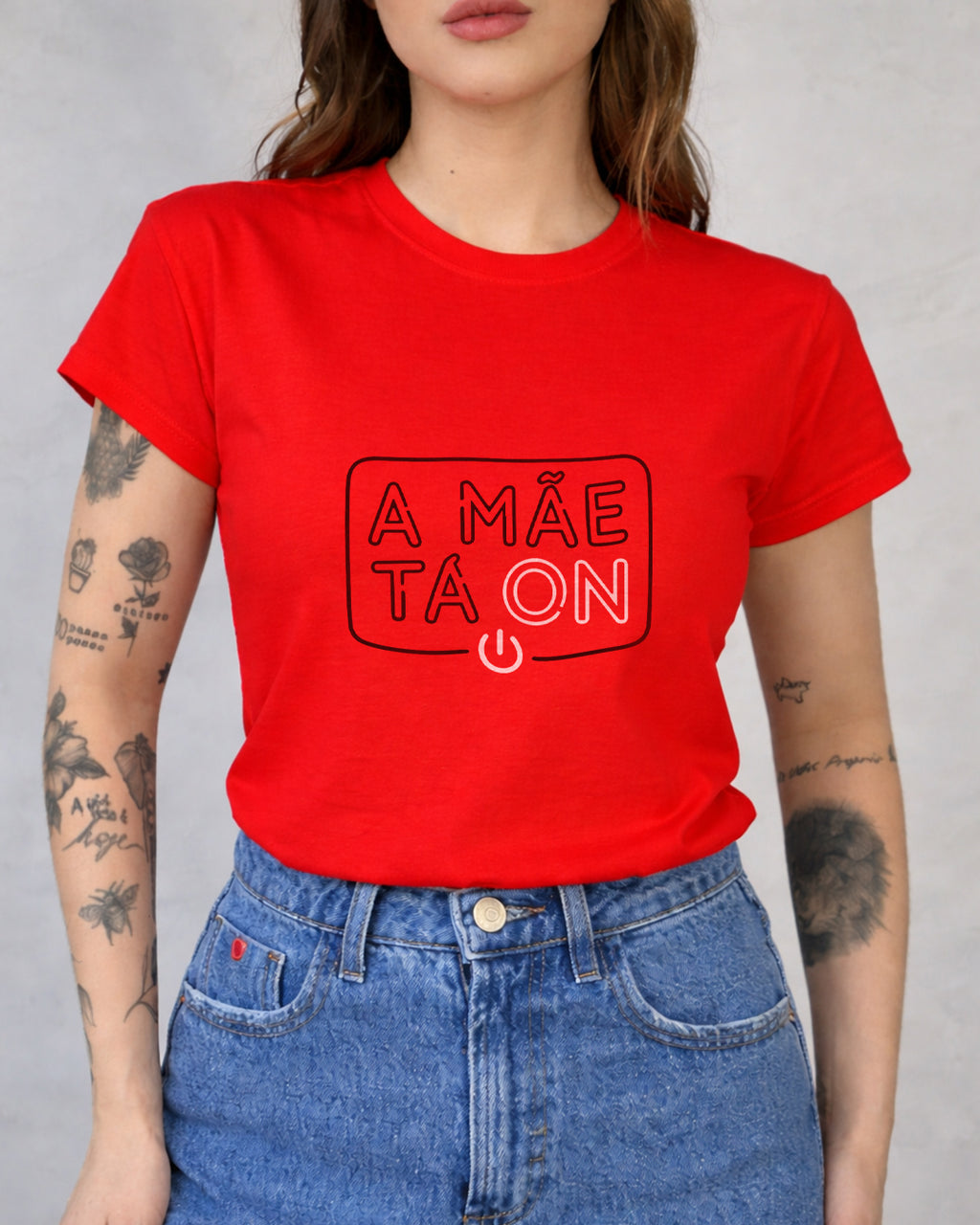 Camiseta A Mãe Tá On Com Estampa Tipográfica Moderna