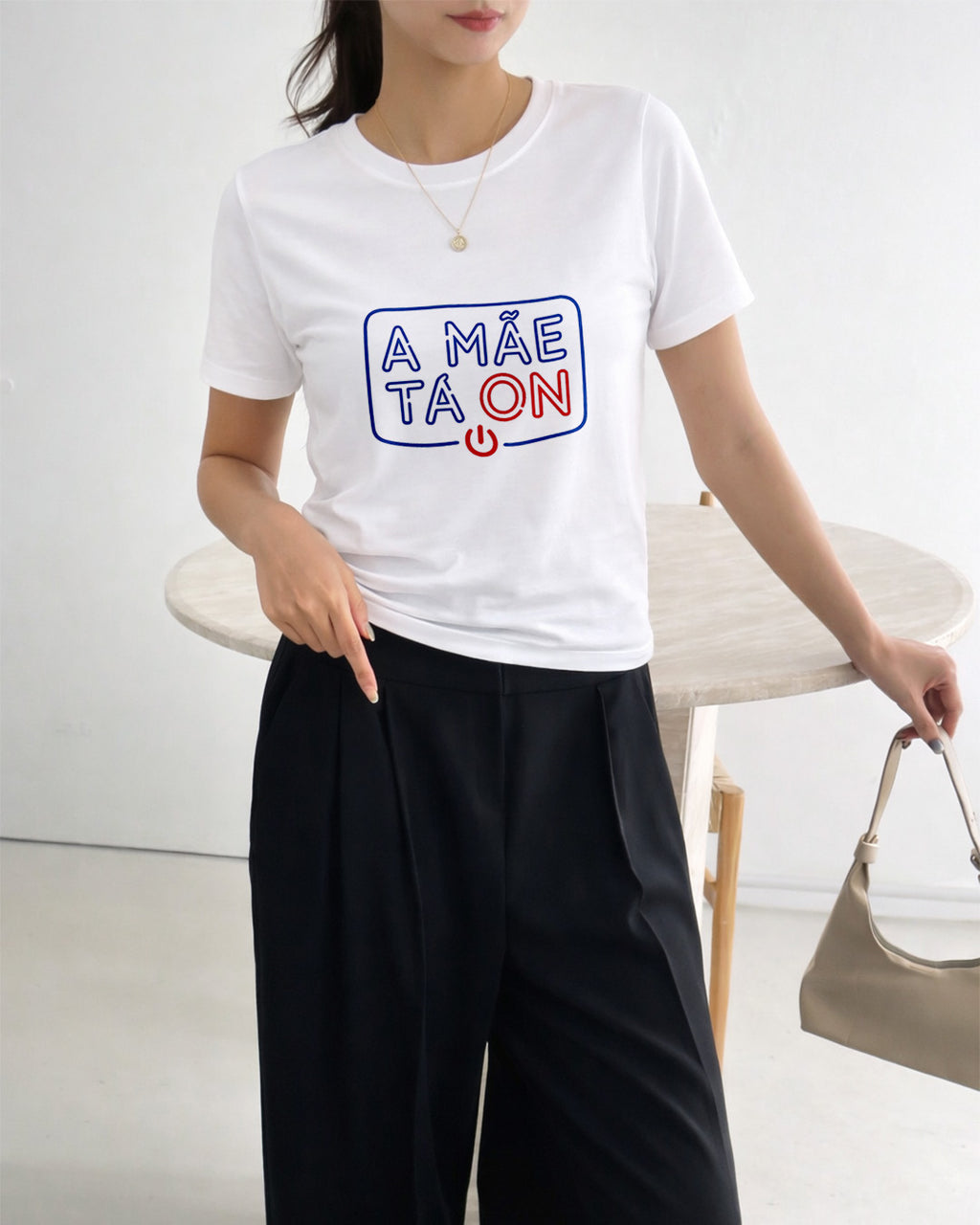 Camiseta A Mãe Tá On Com Estampa Tipográfica Moderna