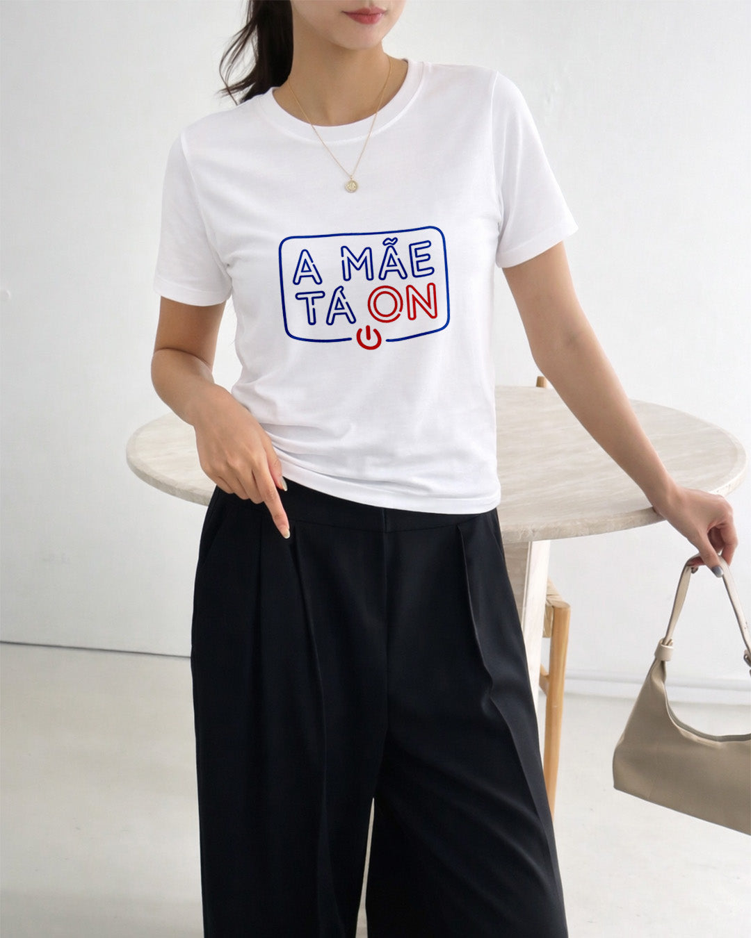 Camiseta A Mãe Tá On Com Estampa Tipográfica Moderna