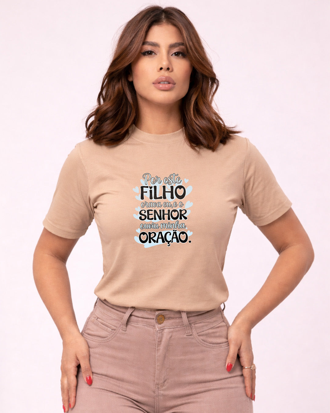 Camiseta Feminina Branca “Por este filho orava eu, e o Senhor ouviu minha oração” Estampa Religiosa com Tipografia Moderna e Detalhes em Azul
