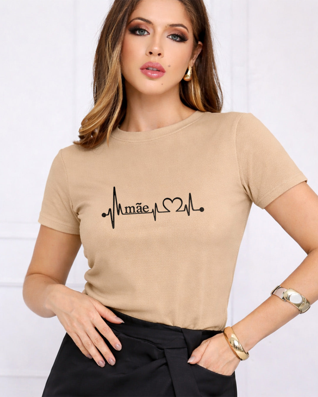 Camiseta Feminina Branca Mãe Batimento Cardíaco Estampa Minimalista com Coração