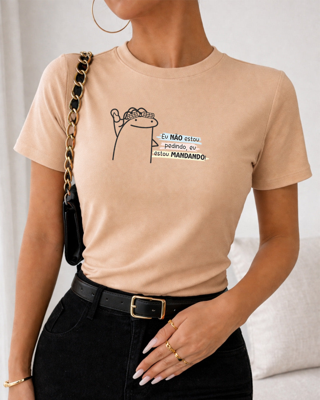 Camiseta Feminina Branca Frase Divertida de Mãe “Eu não estou pedindo, eu estou mandando!” Estampa com Ilustração Minimalista e Tipografia Moderna
