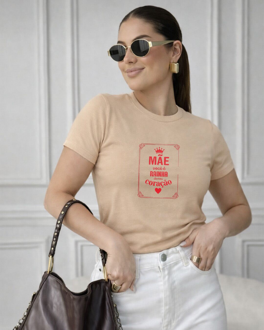 Camiseta Feminina Branca “Mãe você é Rainha do meu Coração” Estampa Delicada com Coroa e Coração em Vermelho