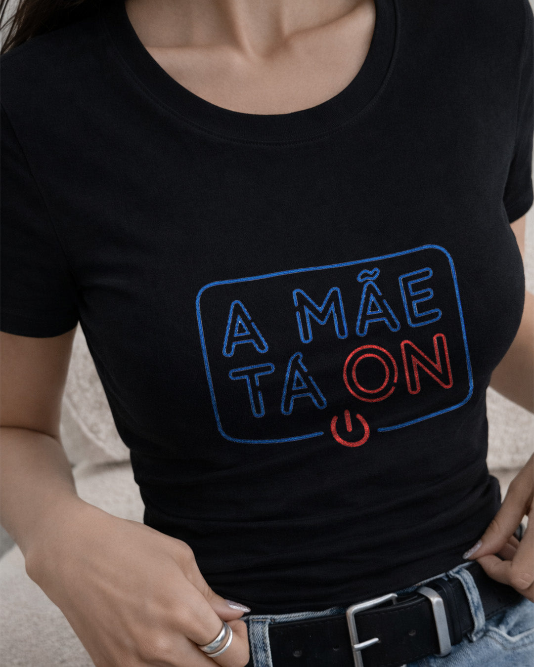 Camiseta A Mãe Tá On Com Estampa Tipográfica Moderna