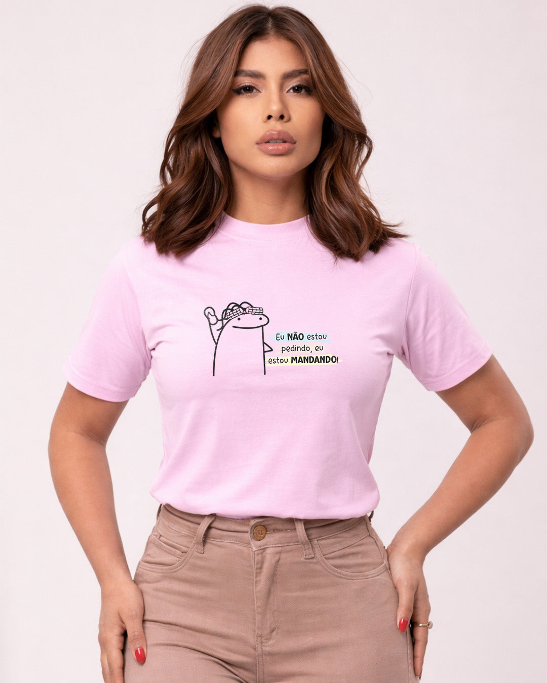 Camiseta Feminina Branca Frase Divertida de Mãe “Eu não estou pedindo, eu estou mandando!” Estampa com Ilustração Minimalista e Tipografia Moderna
