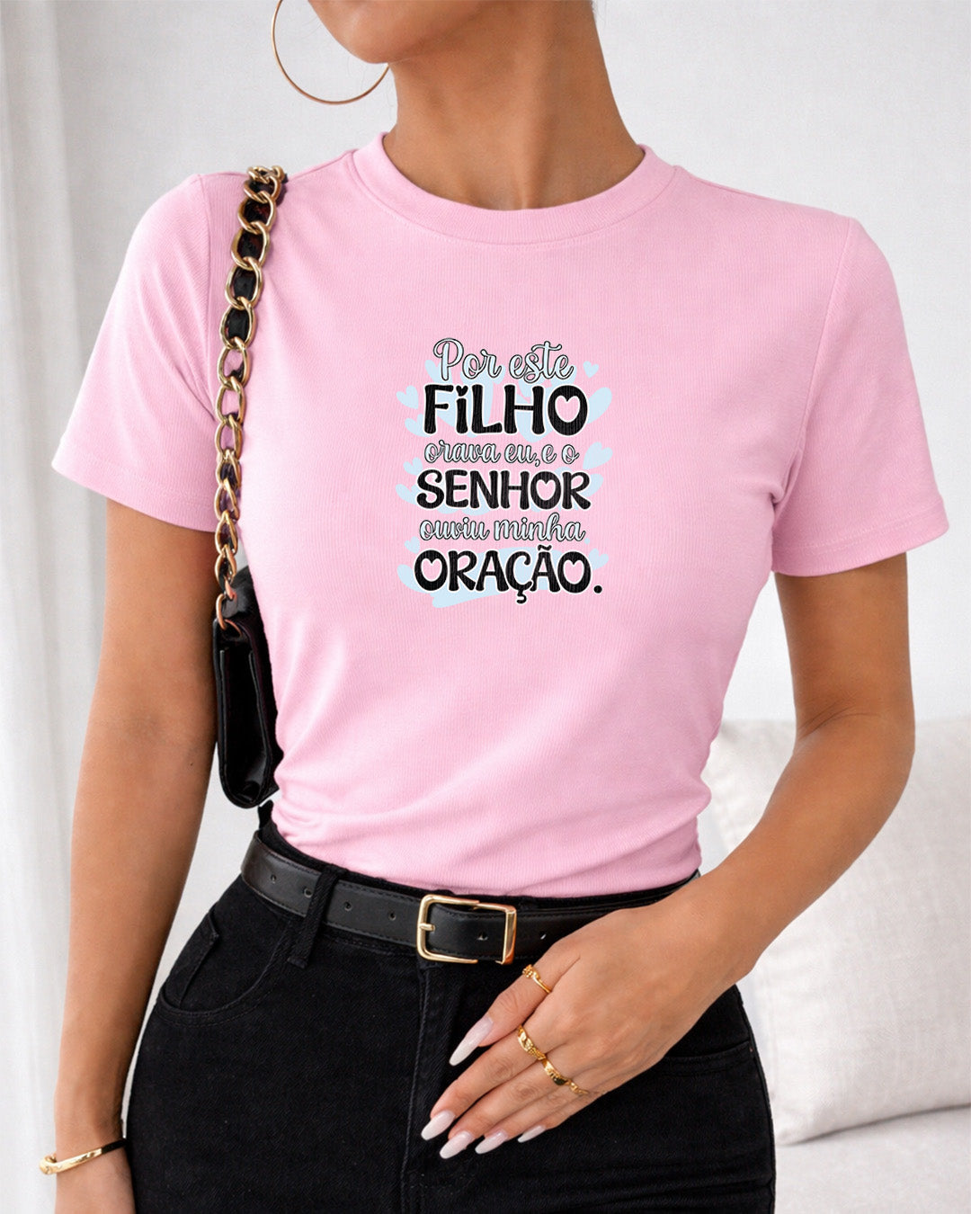 Camiseta Feminina Branca “Por este filho orava eu, e o Senhor ouviu minha oração” Estampa Religiosa com Tipografia Moderna e Detalhes em Azul