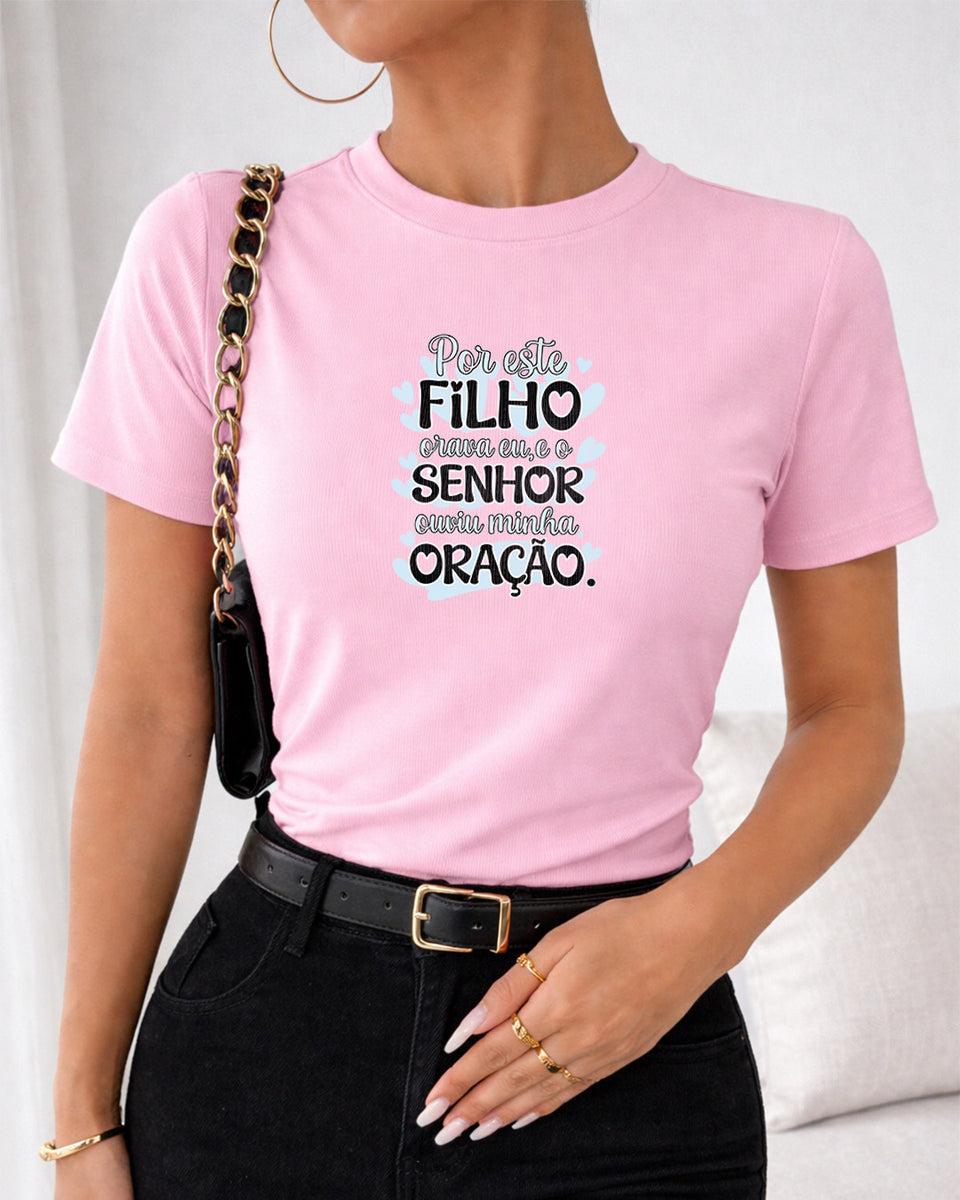 Camiseta Feminina Branca “Por este filho orava eu, e o Senhor ouviu minha oração” Estampa Religiosa com Tipografia Moderna e Detalhes em Azul