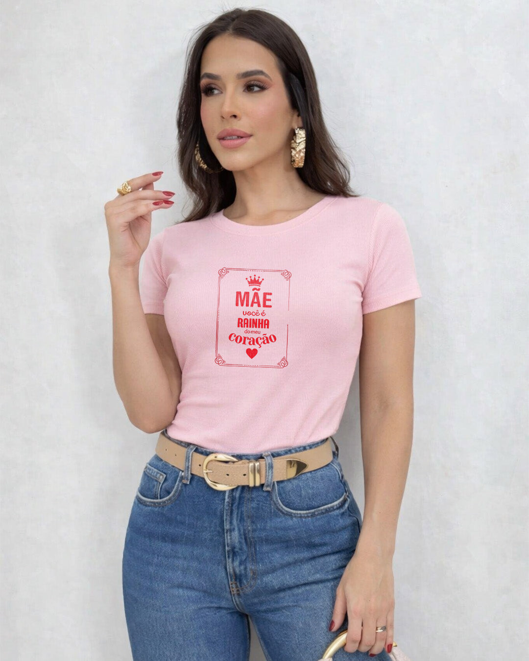 Camiseta Feminina Branca “Mãe você é Rainha do meu Coração” Estampa Delicada com Coroa e Coração em Vermelho