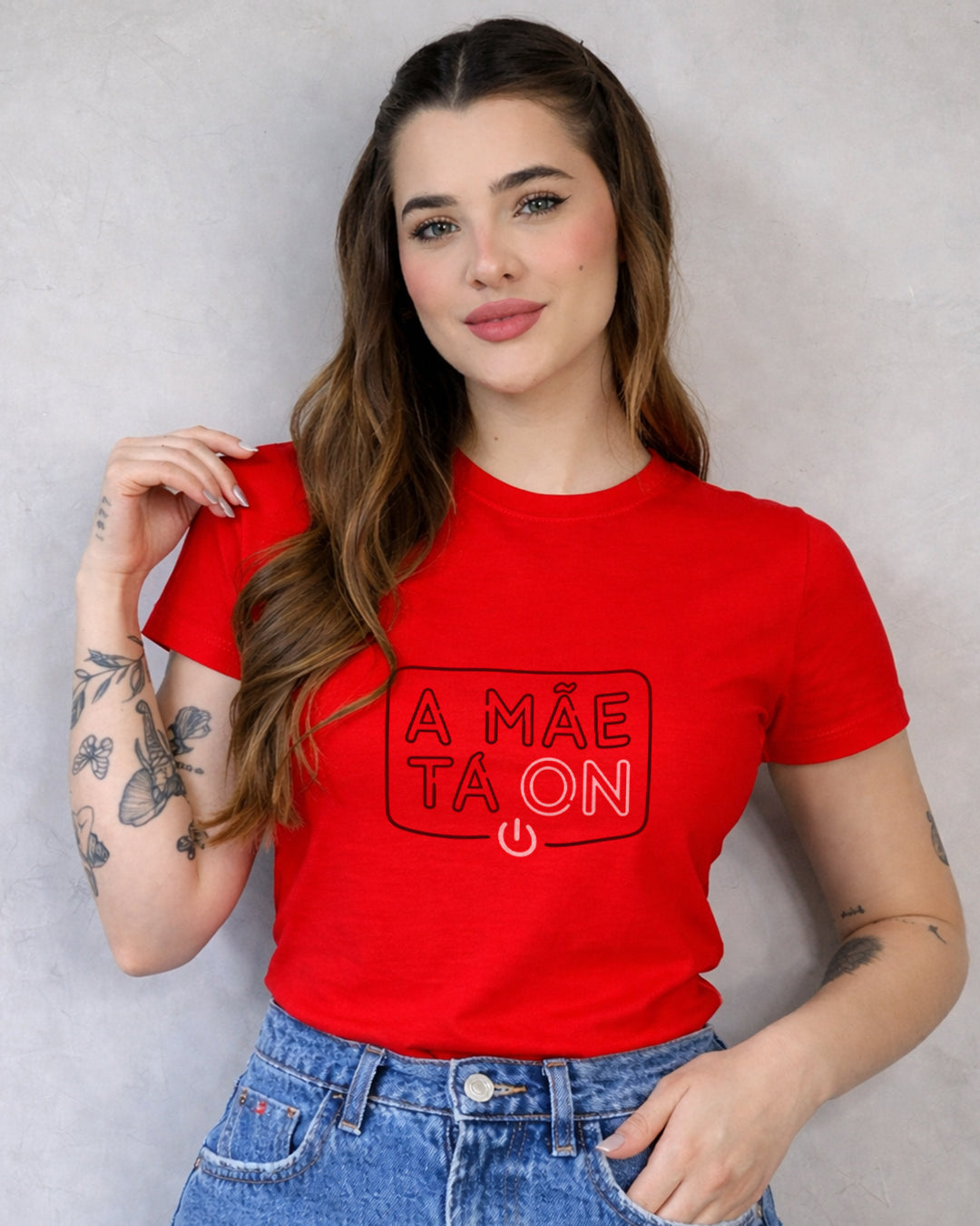 Camiseta A Mãe Tá On Com Estampa Tipográfica Moderna