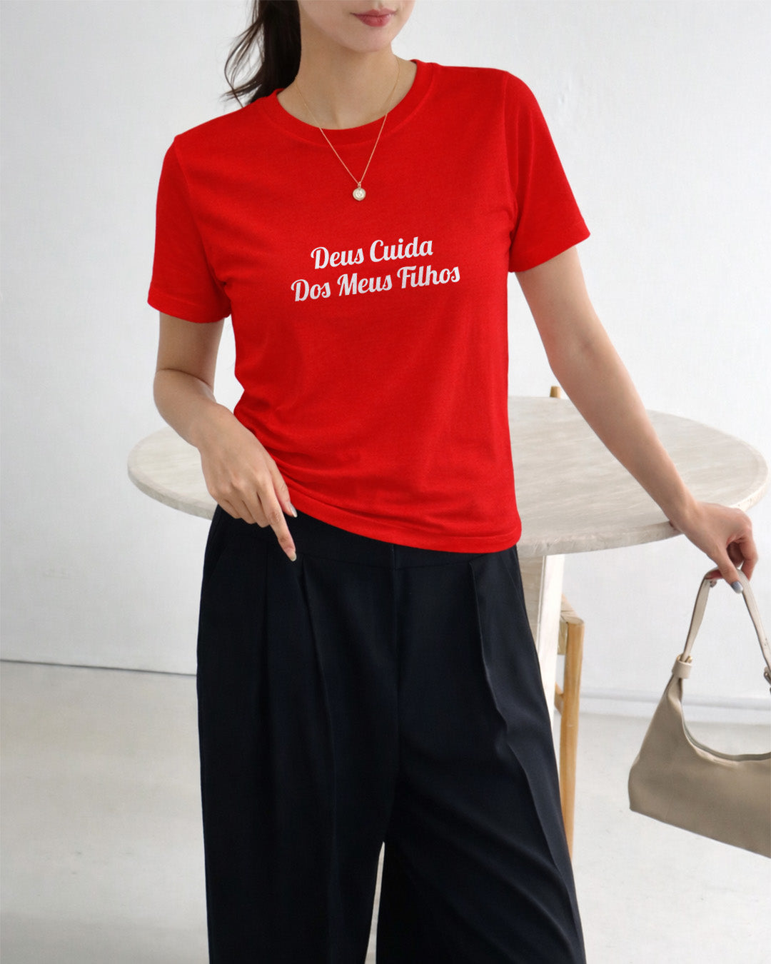 Camiseta Feminina Branca “Deus Cuida Dos Meus Filhos” Estampa Frase de Fé e Proteção Presente Especial para Mães Estilo Casual Elegante Confortável e Inspiradora