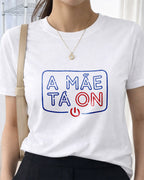 Camiseta A Mãe Tá On Com Estampa Tipográfica Moderna
