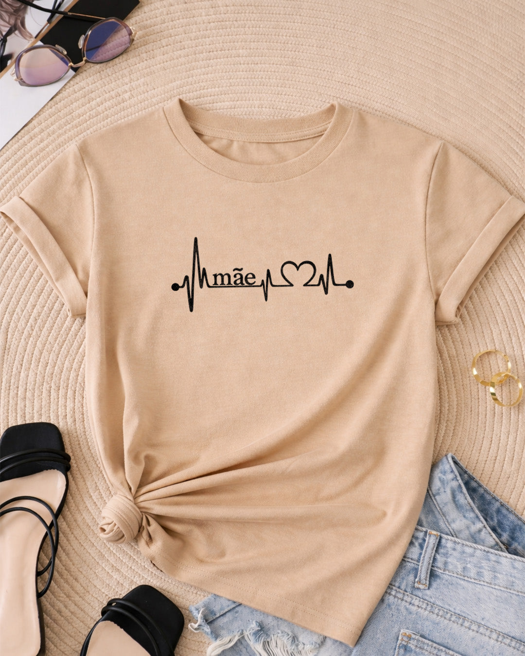 Camiseta Feminina Branca Mãe Batimento Cardíaco Estampa Minimalista com Coração