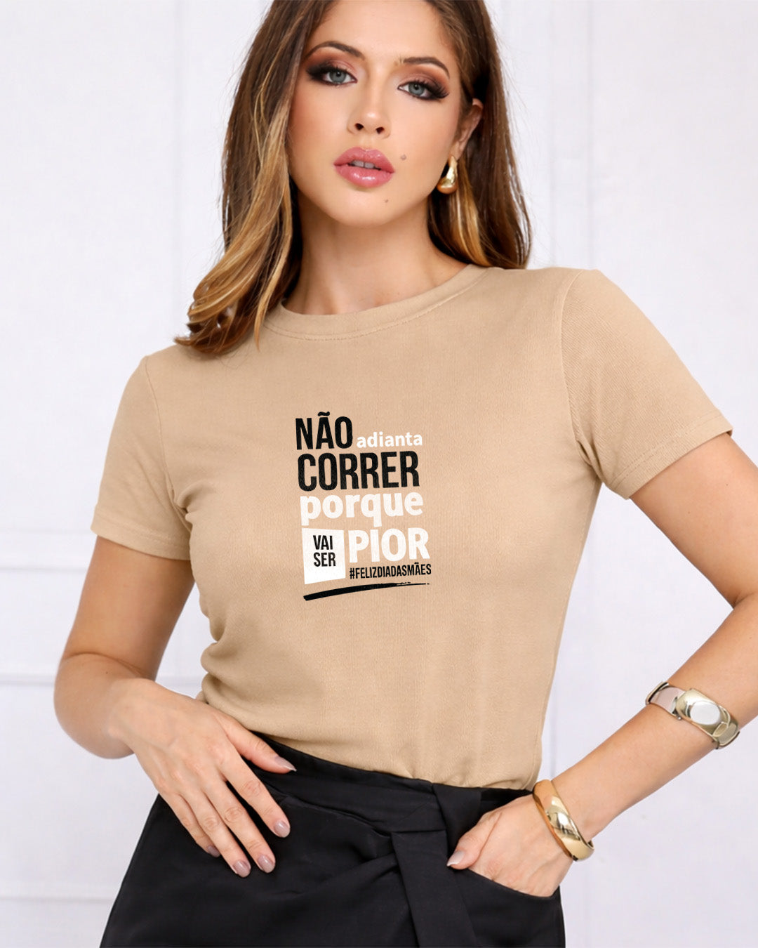 Camiseta Feminina Branca Frase Divertida de Mãe “Não adianta correr porque vai ser pior” Estampa Tipográfica Moderna