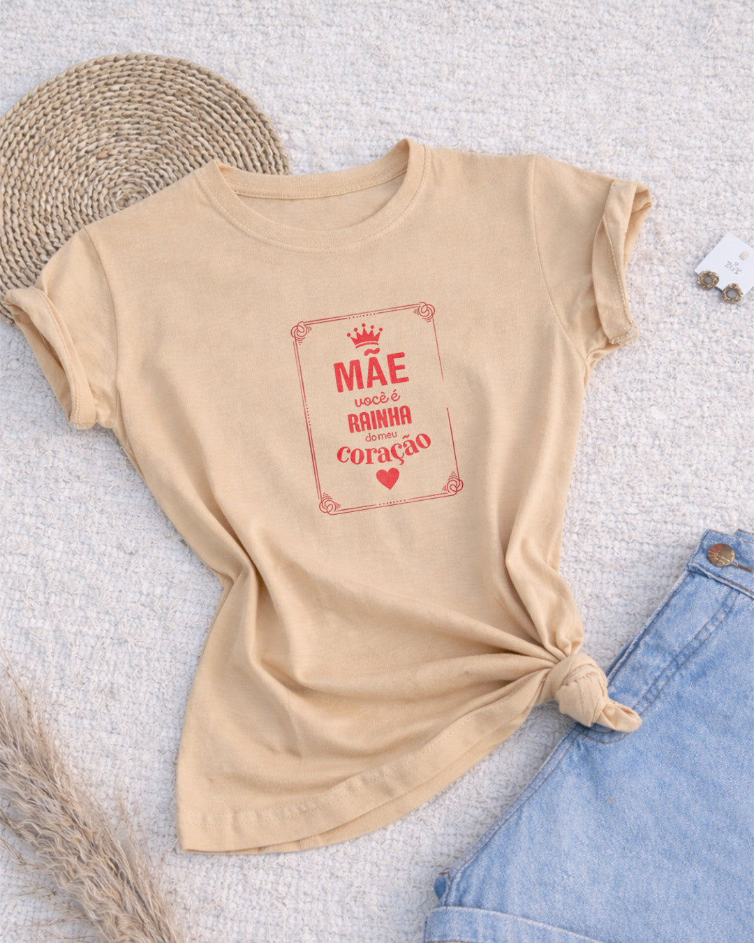 Camiseta Feminina Branca “Mãe você é Rainha do meu Coração” Estampa Delicada com Coroa e Coração em Vermelho