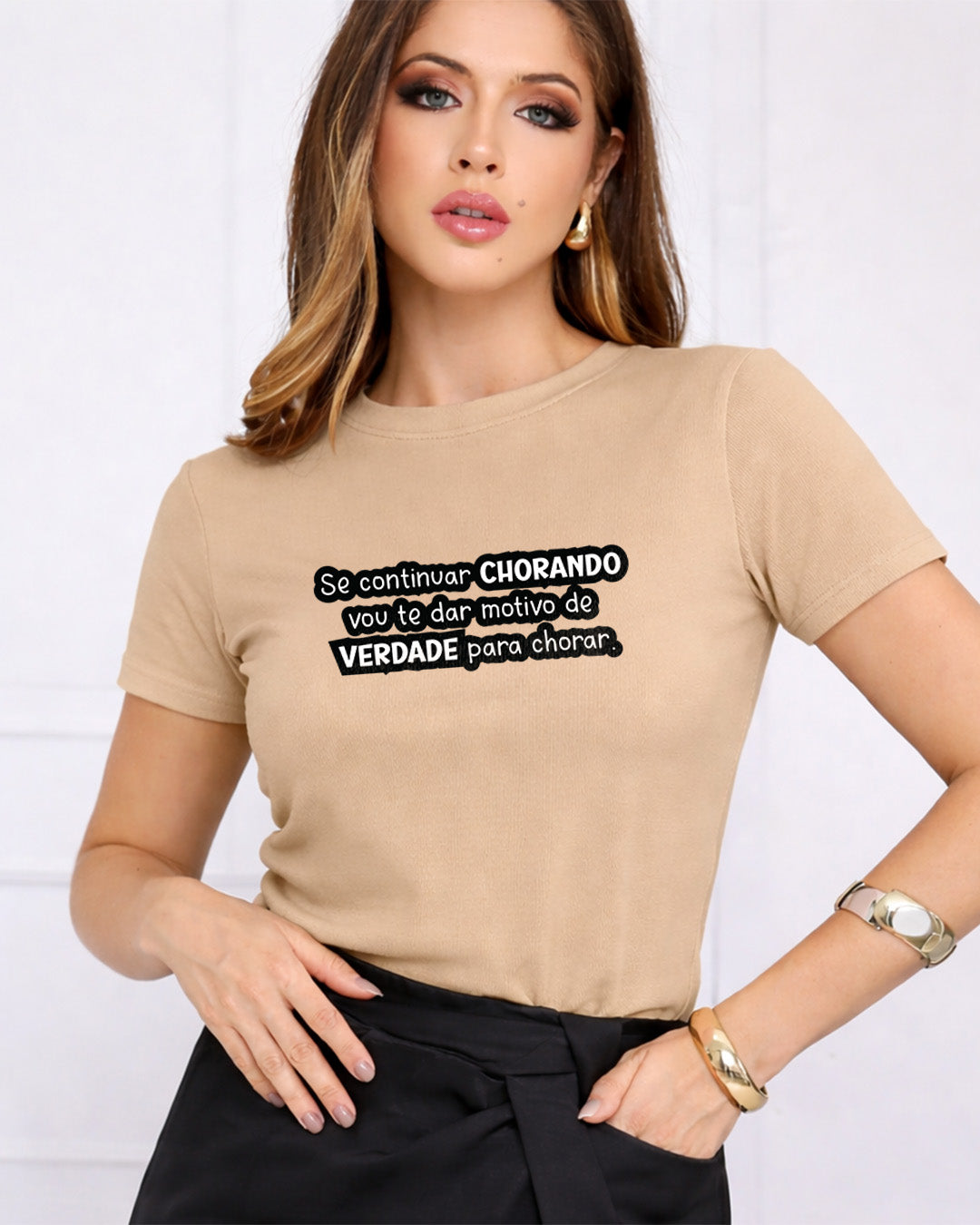 Camiseta Feminina Branca Frase Divertida de Mãe “Se continuar chorando vou te dar motivo de verdade para chorar” Estampa Tipográfica em Preto