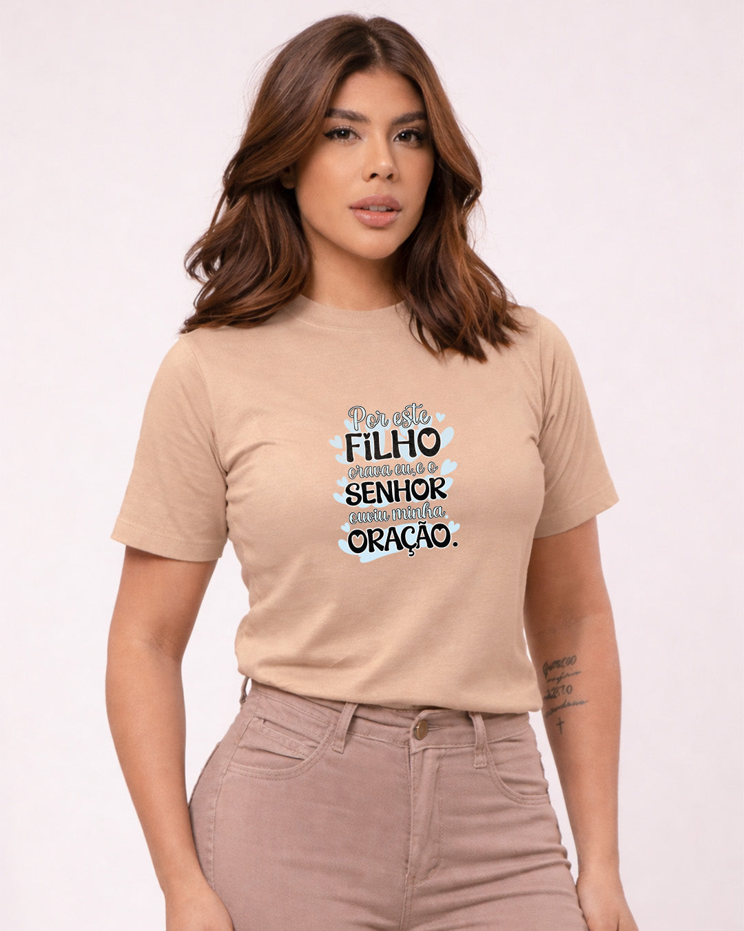 Camiseta Feminina Branca “Por este filho orava eu, e o Senhor ouviu minha oração” Estampa Religiosa com Tipografia Moderna e Detalhes em Azul