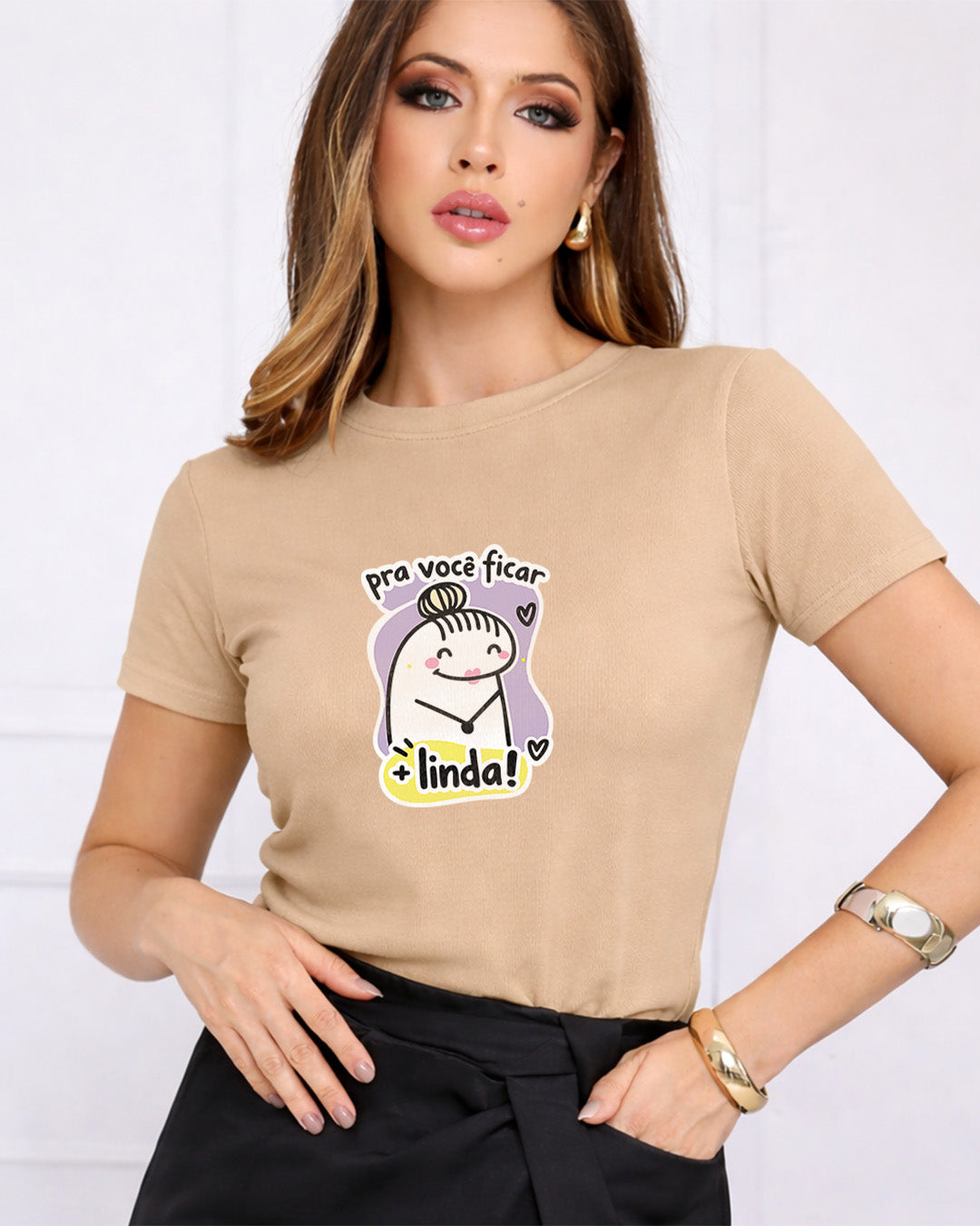 Camiseta Feminina Branca Pra Você Ficar + Linda Estampa Fofa com Ilustração Delicada
