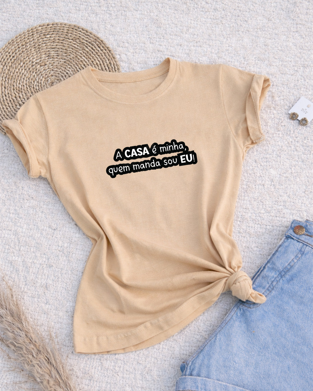 Camiseta Feminina Branca Frase Divertida de Mãe “A casa é minha, quem manda sou eu!” Estampa Tipográfica em Preto