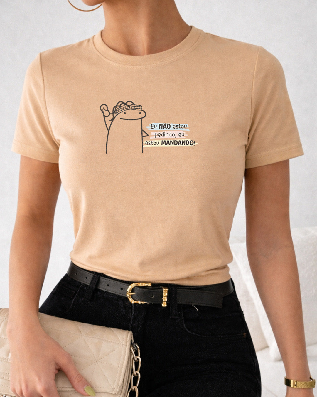 Camiseta Feminina Branca Frase Divertida de Mãe “Eu não estou pedindo, eu estou mandando!” Estampa com Ilustração Minimalista e Tipografia Moderna