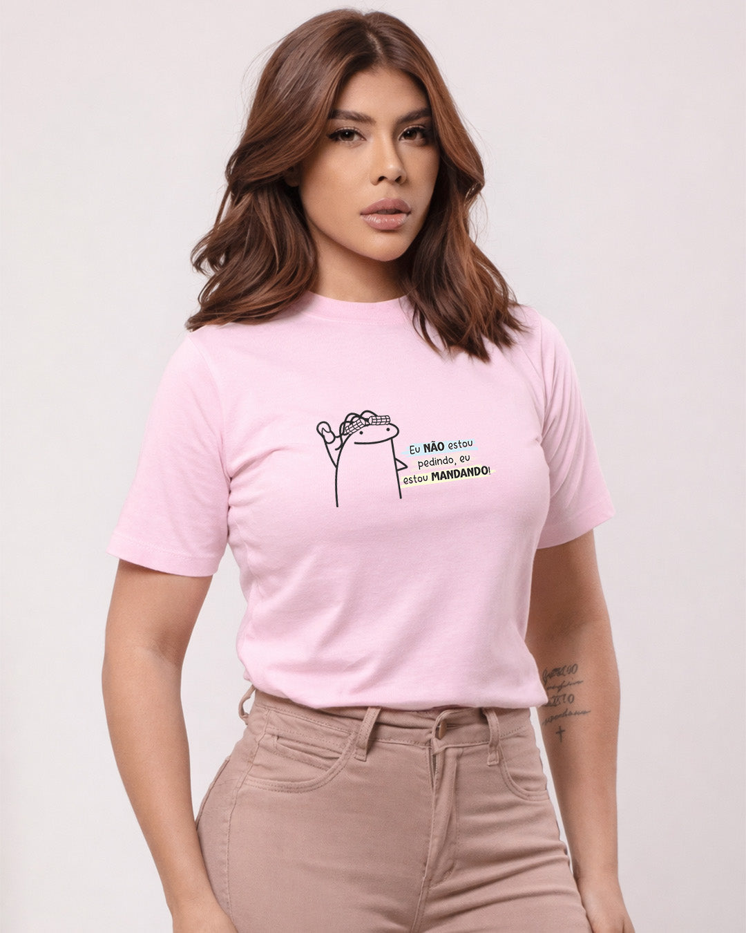 Camiseta Feminina Branca Frase Divertida de Mãe “Eu não estou pedindo, eu estou mandando!” Estampa com Ilustração Minimalista e Tipografia Moderna