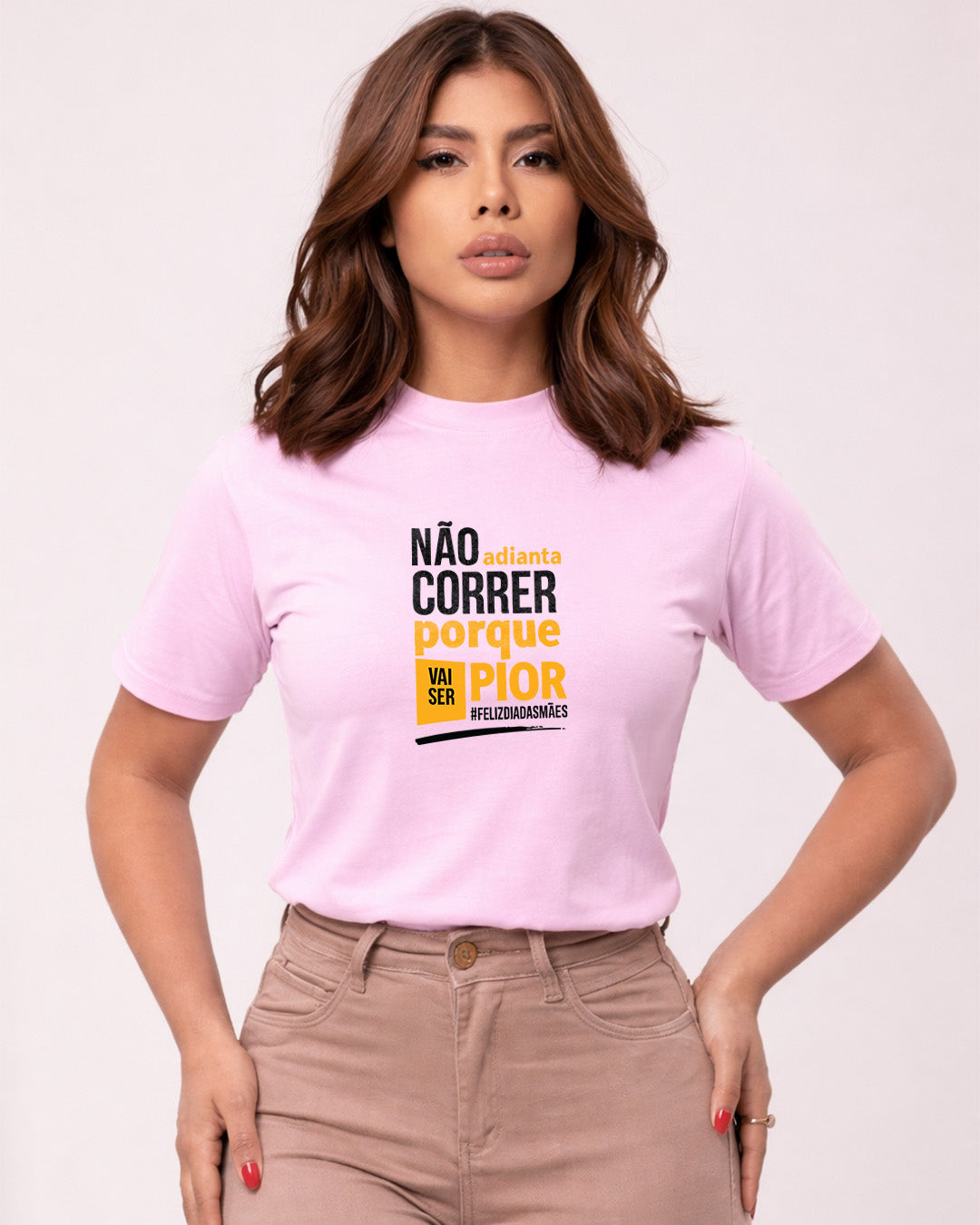 Camiseta Feminina Branca Frase Divertida de Mãe “Não adianta correr porque vai ser pior” Estampa Tipográfica Moderna