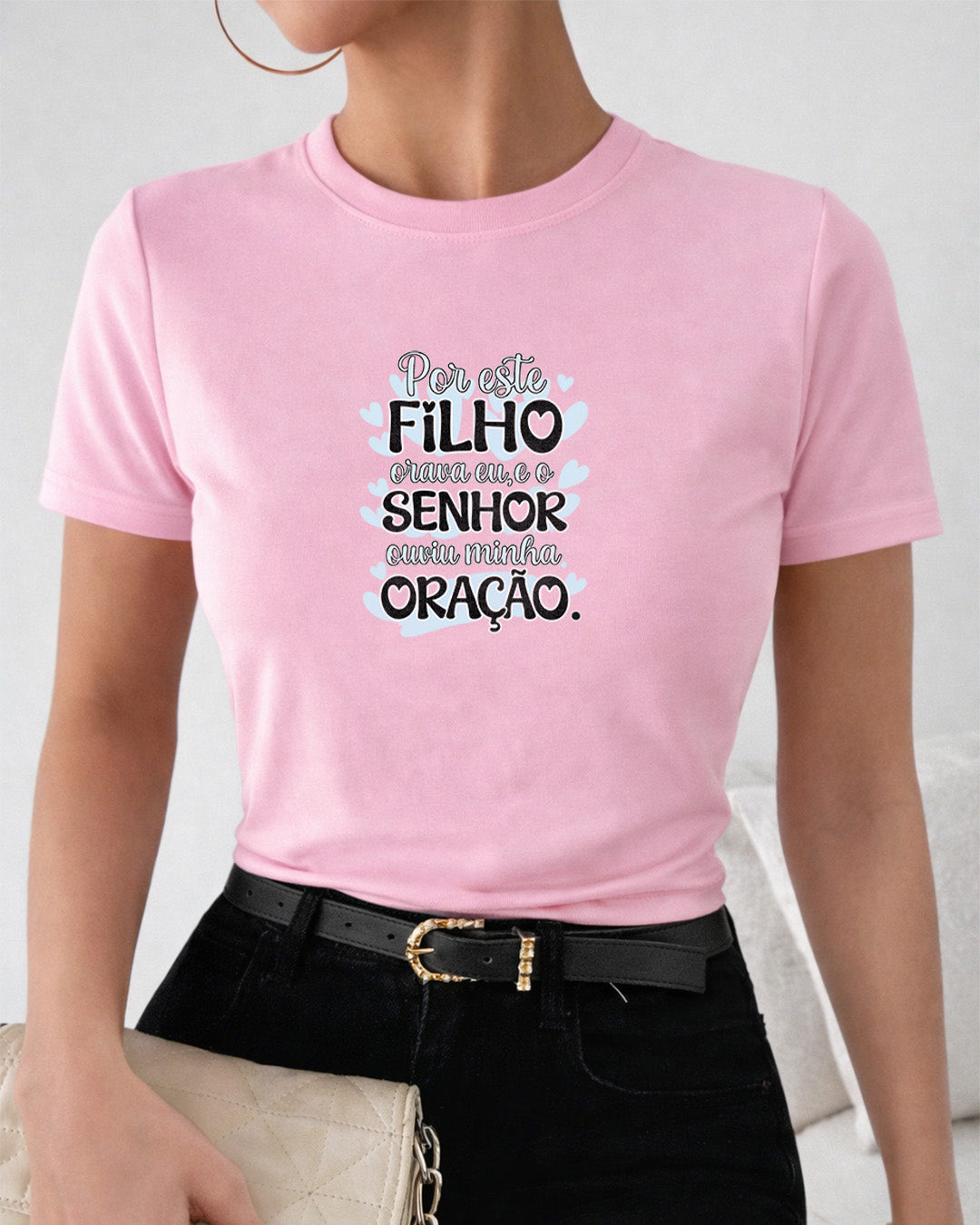 Camiseta Feminina Branca “Por este filho orava eu, e o Senhor ouviu minha oração” Estampa Religiosa com Tipografia Moderna e Detalhes em Azul