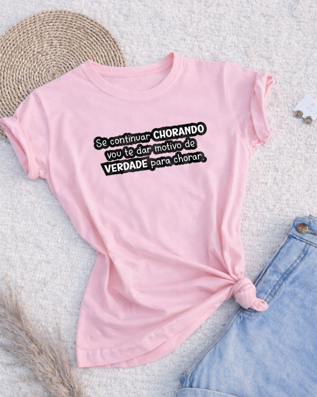 Camiseta Feminina Branca Frase Divertida de Mãe “Se continuar chorando vou te dar motivo de verdade para chorar” Estampa Tipográfica em Preto