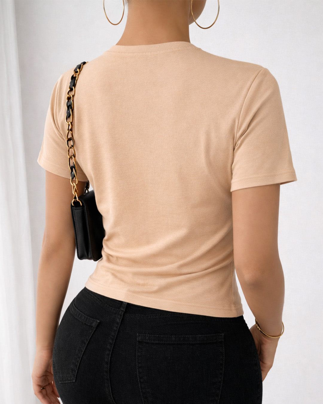 Camiseta Feminina Branca Frase Divertida de Mãe “Eu não estou pedindo, eu estou mandando!” Estampa com Ilustração Minimalista e Tipografia Moderna