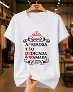 Camiseta Feminina 100% Algodão "Amorosa Tão Dedicada" Dia Das Mães