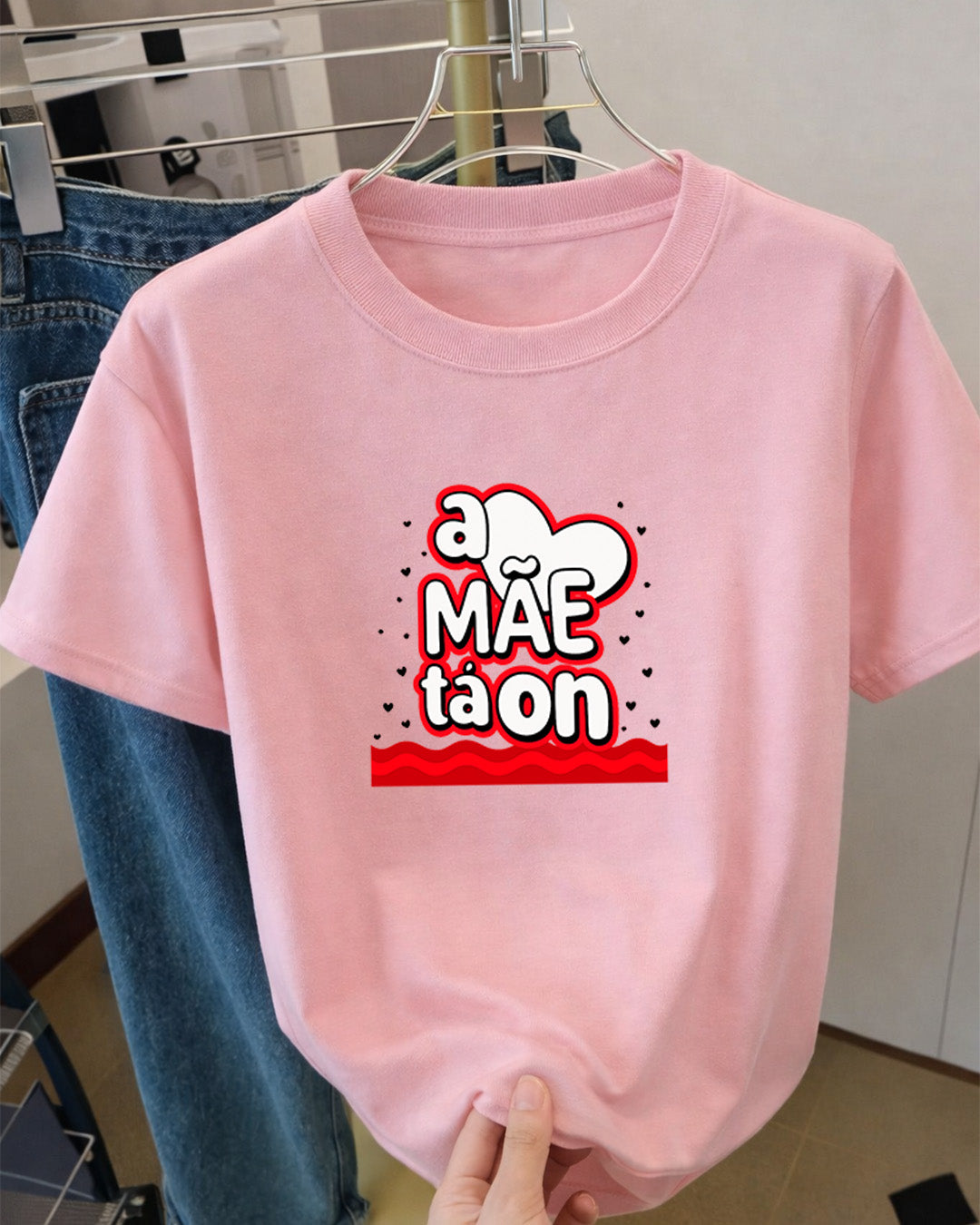Camiseta A Mãe Tá On Com Estampa Frase Divertida