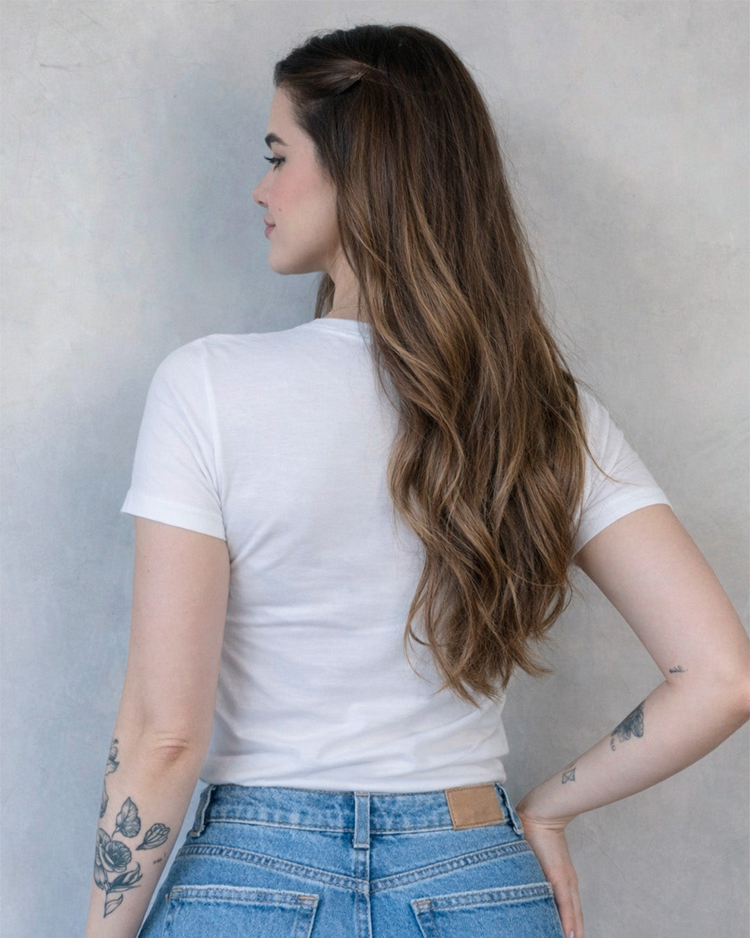 Camiseta Feminina Branca Frase Divertida de Mãe “Se você não guardar logo essas porcarias eu vou jogar tudo no lixo” Estampa Tipográfica em Preto