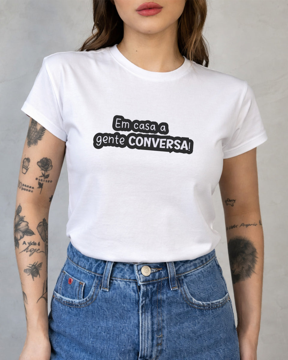 Camiseta Feminina Branca Frase Divertida de Mãe “Em casa a gente conversa!” Estampa Tipográfica Preta Casual Moderna