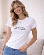 Camiseta Amor De Mãe Não Tem Medida Com Estampa Frontal