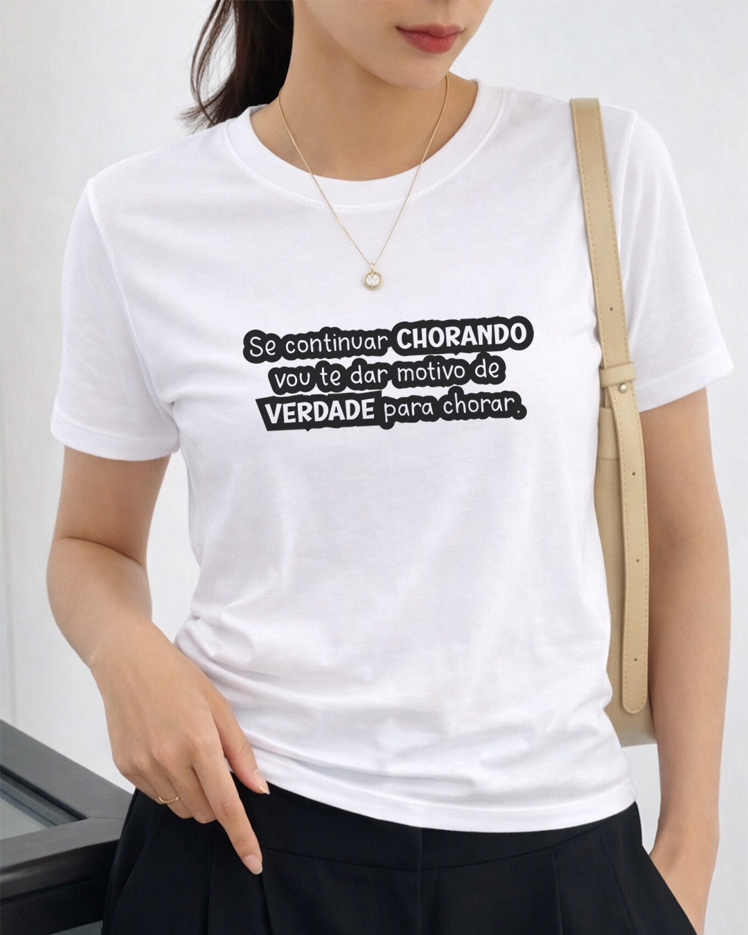 Camiseta Feminina Branca Frase Divertida de Mãe “Se continuar chorando vou te dar motivo de verdade para chorar” Estampa Tipográfica em Preto