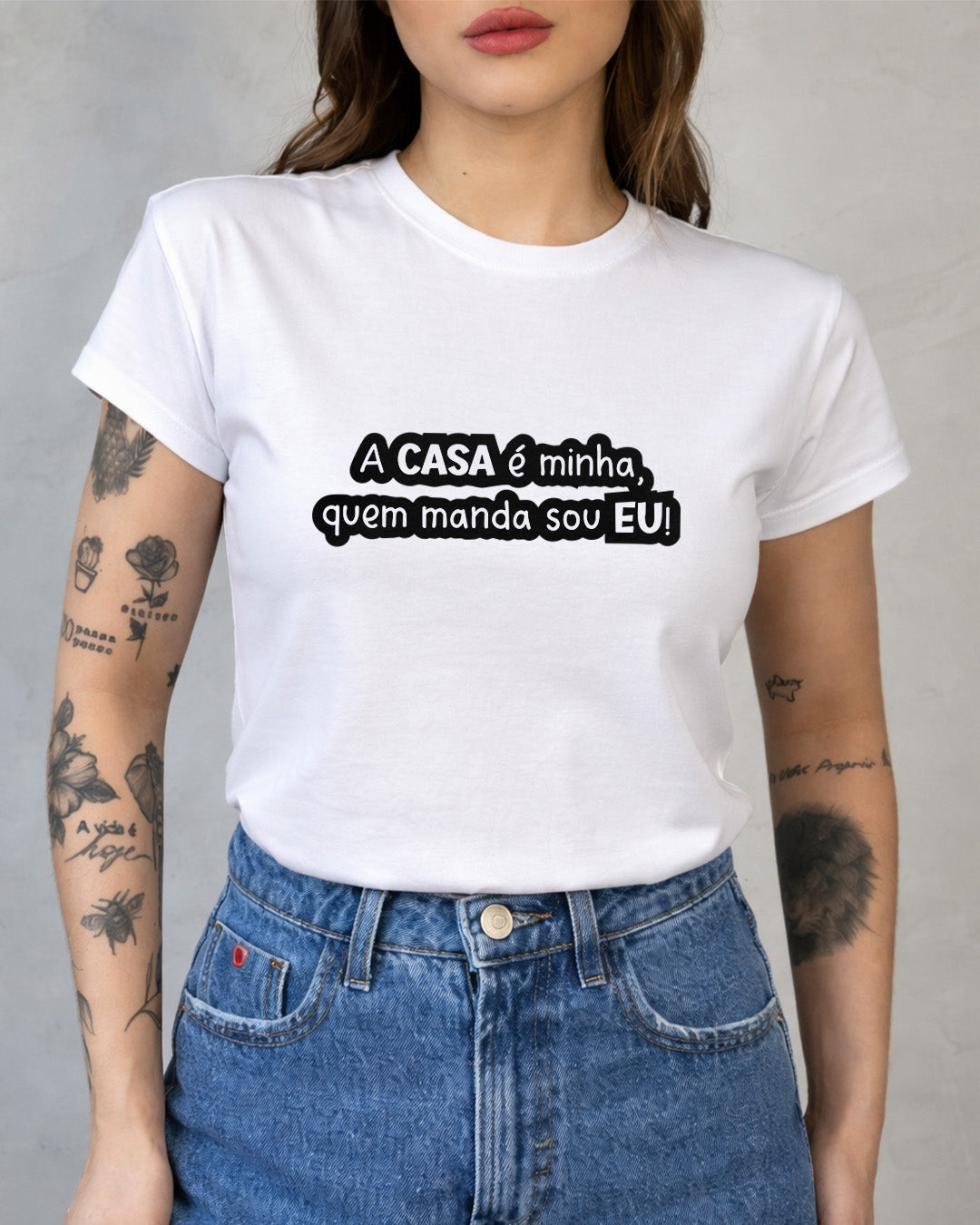 Camiseta Feminina Branca Frase Divertida de Mãe “A casa é minha, quem manda sou eu!” Estampa Tipográfica em Preto